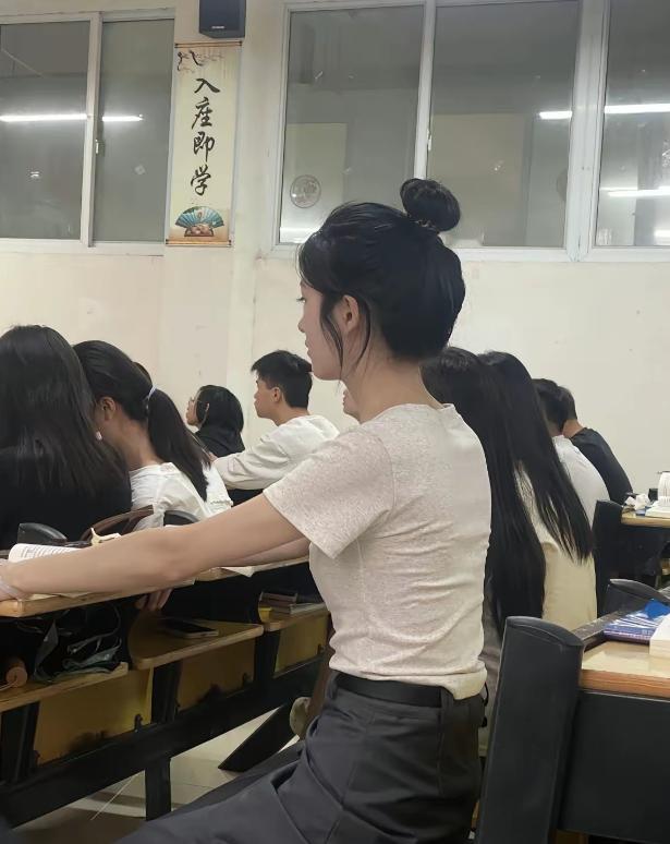 5月9日华南理工大学课堂惊现下流龌龊事！女生当场撞见男同学把手机伸裙底偷拍，强忍