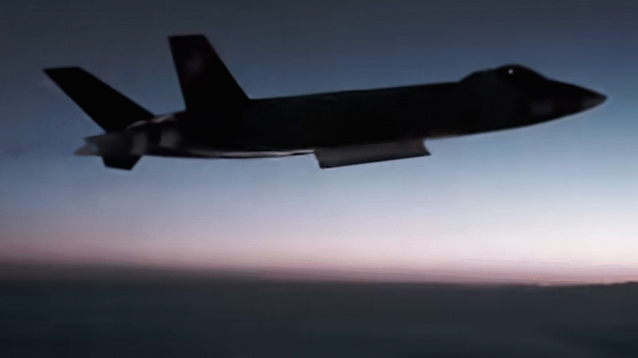 近日歼-20十五周年“亮剑”，射出一枚前所未见“导弹”！就在歼-20首飞十五