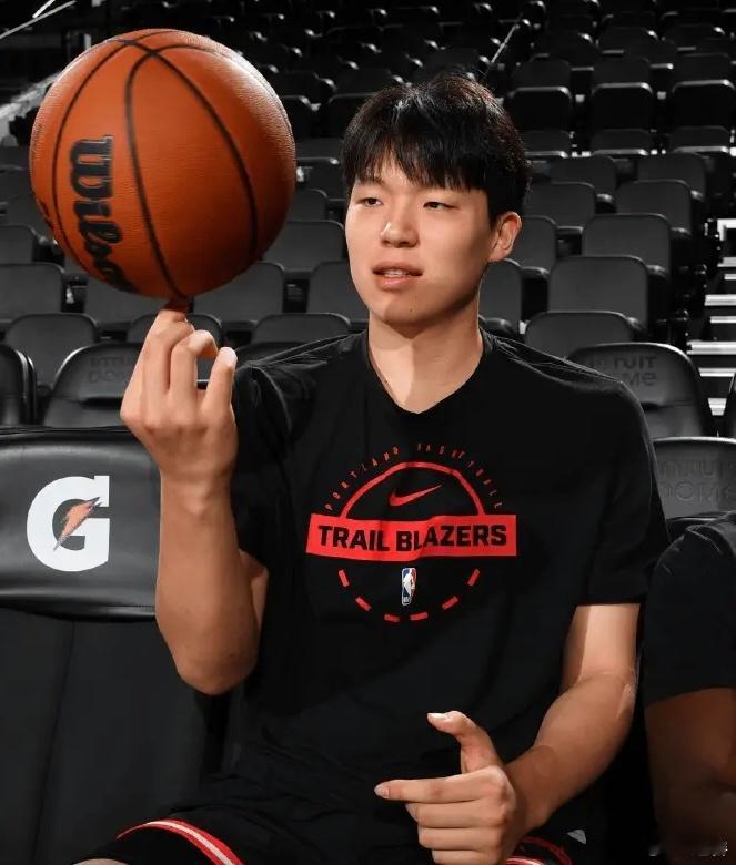 身体的提升是一个需要积蓄的过程,杨瀚森没有史诗级的天赋,技术流需要兜住下限才有机