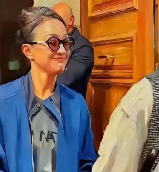 周迅毫无掩饰地把皱纹白发眼袋全摆进了巴黎大皇宫没人说她是“中年危机”，更多的弹