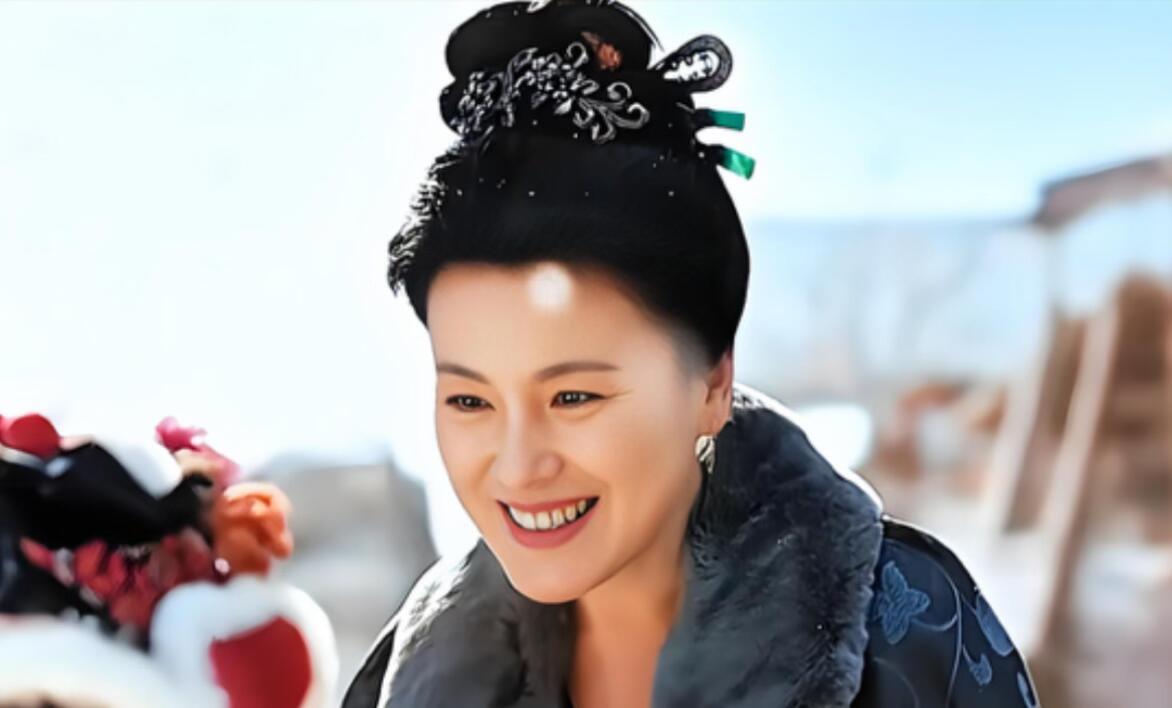 在《逐玉》里，赵询娘的死，堪称剧中至惨一幕。比起毒杀的齐旻、自尽的魏严，一生愚忠