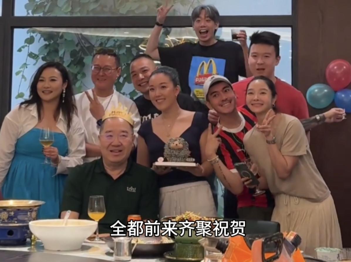 前两天是英达导演66岁的生日，老演员刘亚津，相声演员李丁等众多好友，还有英达和现