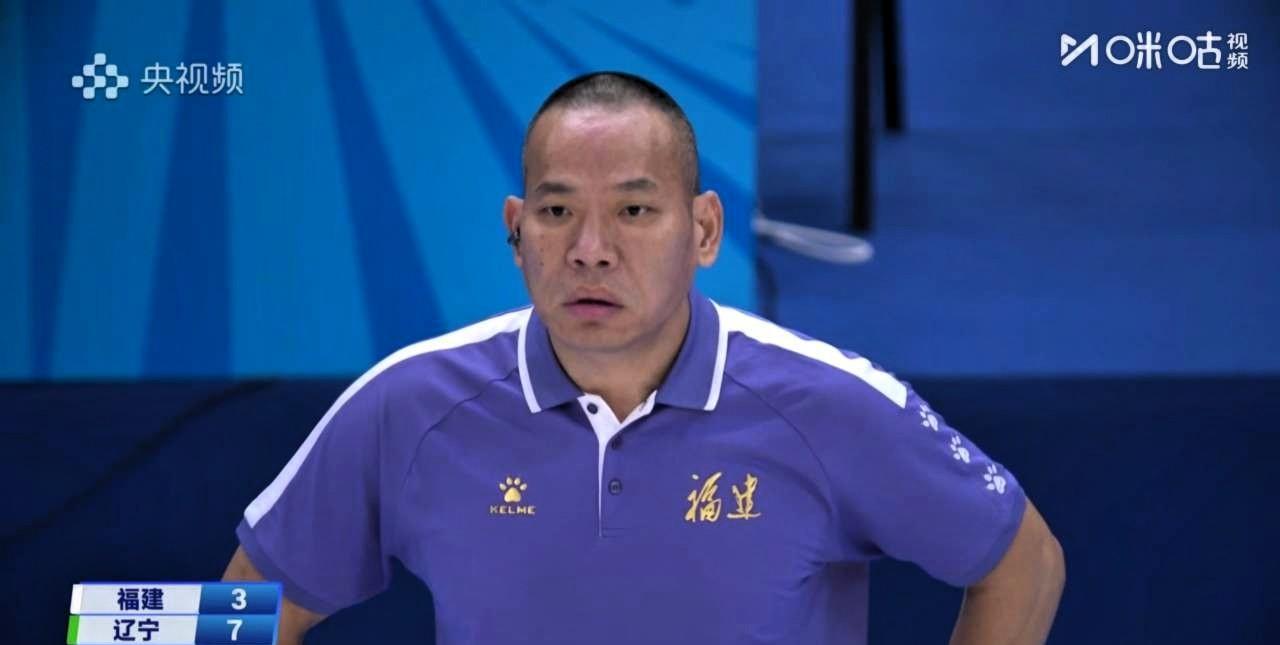 福建男篮主帅被辽宁U22男篮打郁闷了，场边干瞪眼，没料到12人主力出战的福建队，