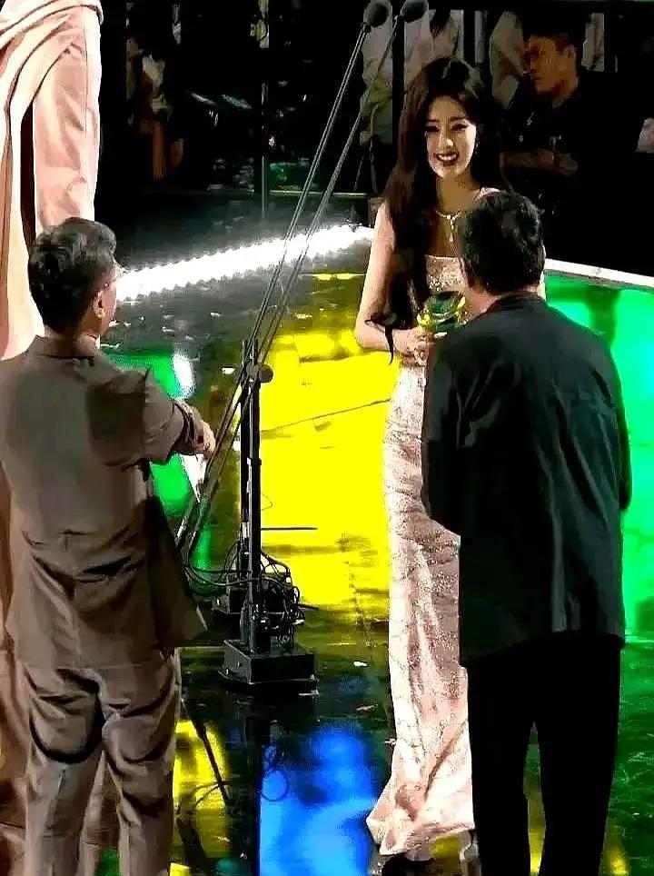 倒数48小时，账上3亿没了。不是剧本。是白鹿团队收到的撤资通知。会议室气压