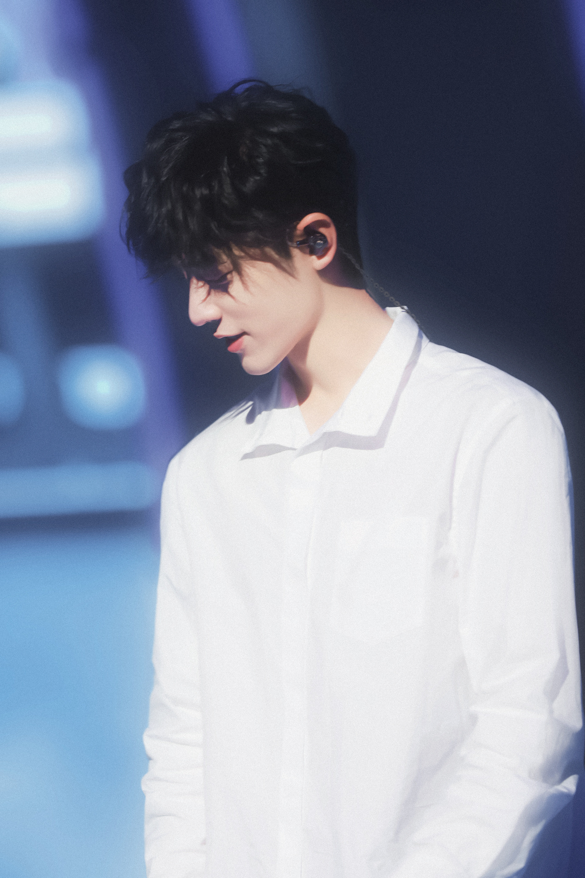 感受一下肖战候场时的背影杀好看的人！连头发丝和背影都那么好看！侧颜鲨也是绝绝子！