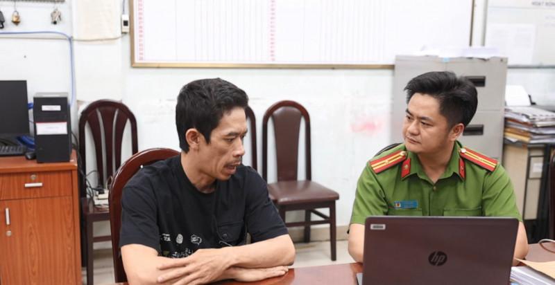 越南胡志明警方抓获的将玩具枪改装成发射子弹的嫌疑人，此人从网上买来玩具枪，又找人