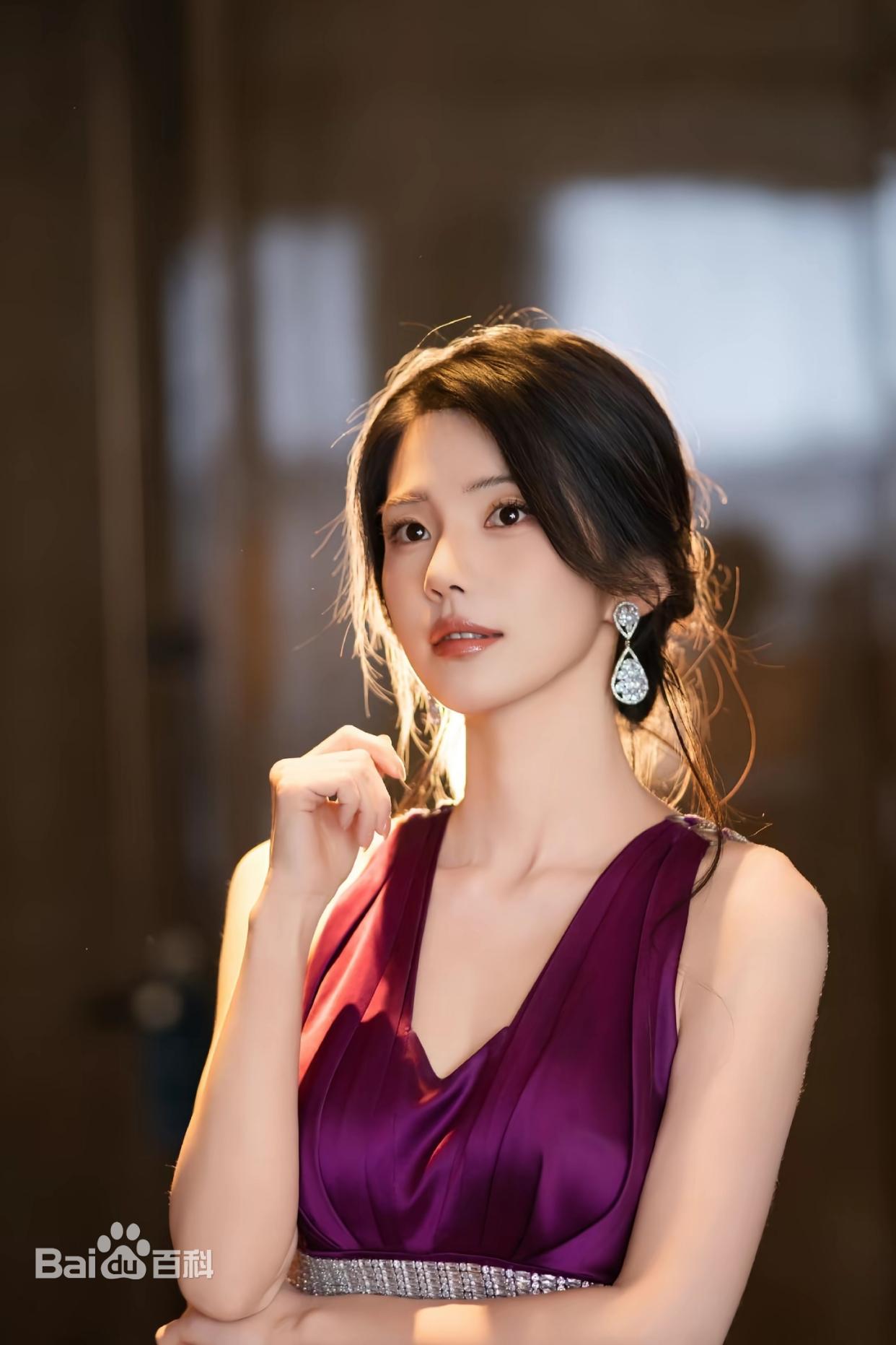 蒹葭苍苍，白露为霜。所谓伊人，在水一方