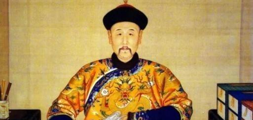 1722年，康熙在四子胤禛花园里赏花，突然老四漫不经心来了一句：“您的两个孙子打