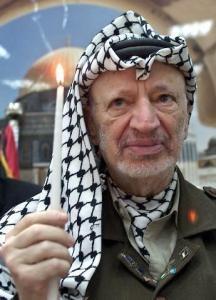 1970年，阿拉法特正在开会，手下递给他一包印着“阿拉法特兄弟亲启”的文件，阿拉