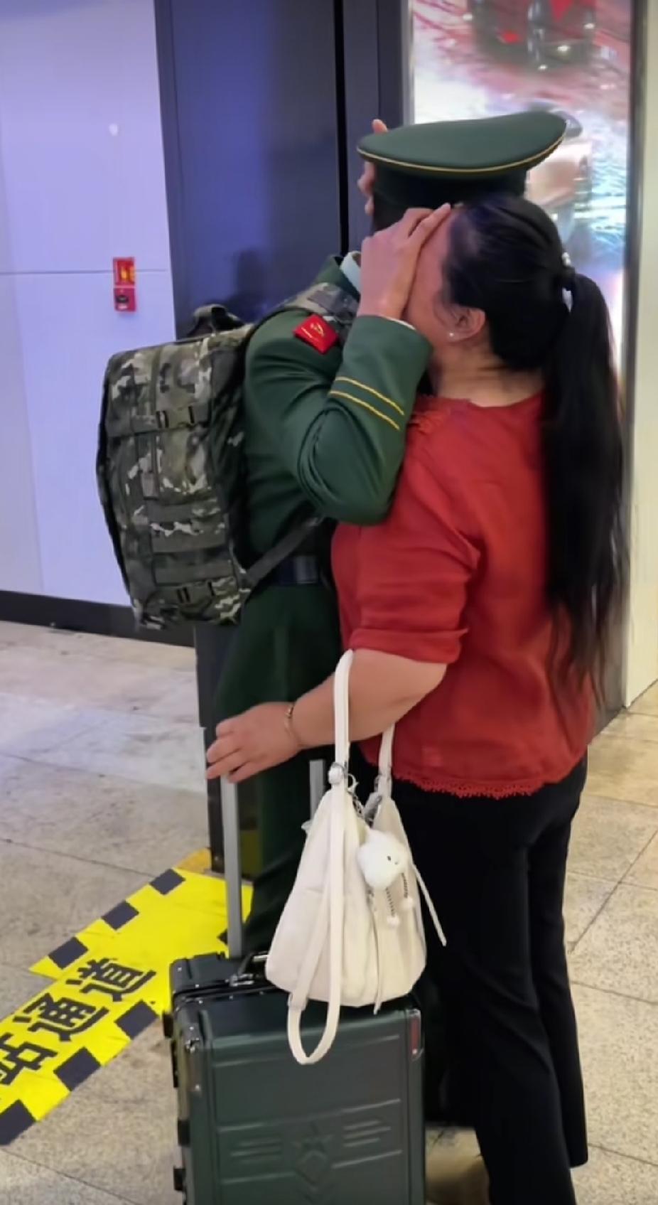 看到妈妈一个人来接站，儿子问了妈妈一句话后，妈妈却瞬间抱着儿子哭了……火车站