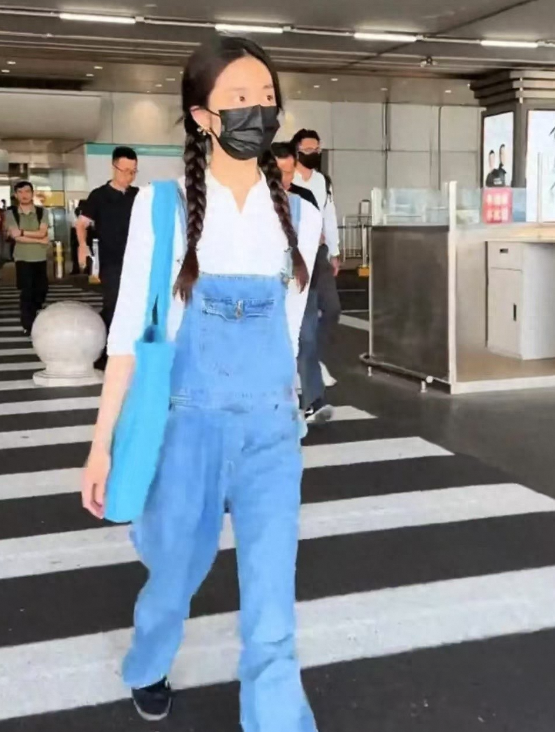 19岁黄多多机场新造型吸睛，麻花辫背带裤尽显青春活力