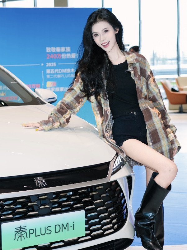 6.98万起！比亚迪秦PLUS再出“王炸”，油耗低至2.69L，老车主