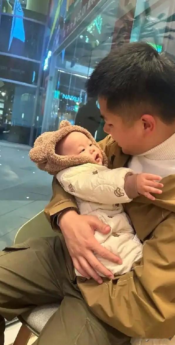 太心酸了！才刚满一岁的孩子，还在懵懵懂懂对着人笑，可他不知道，这个世界上最疼他