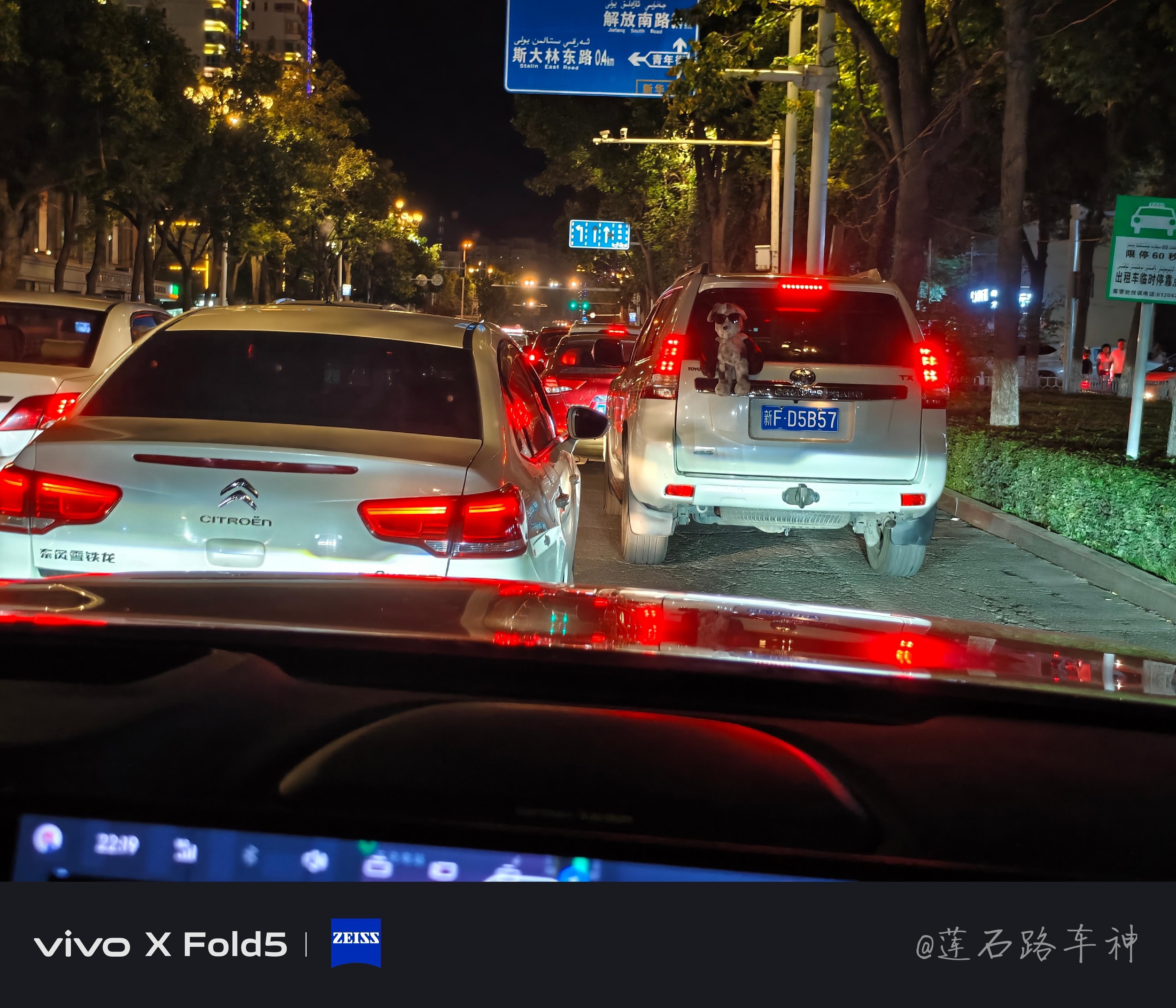 伊宁遇到的普拉多油腻大哥，大家都堵车排队，大哥从右边的缝里一路按着喇叭强行往前挤