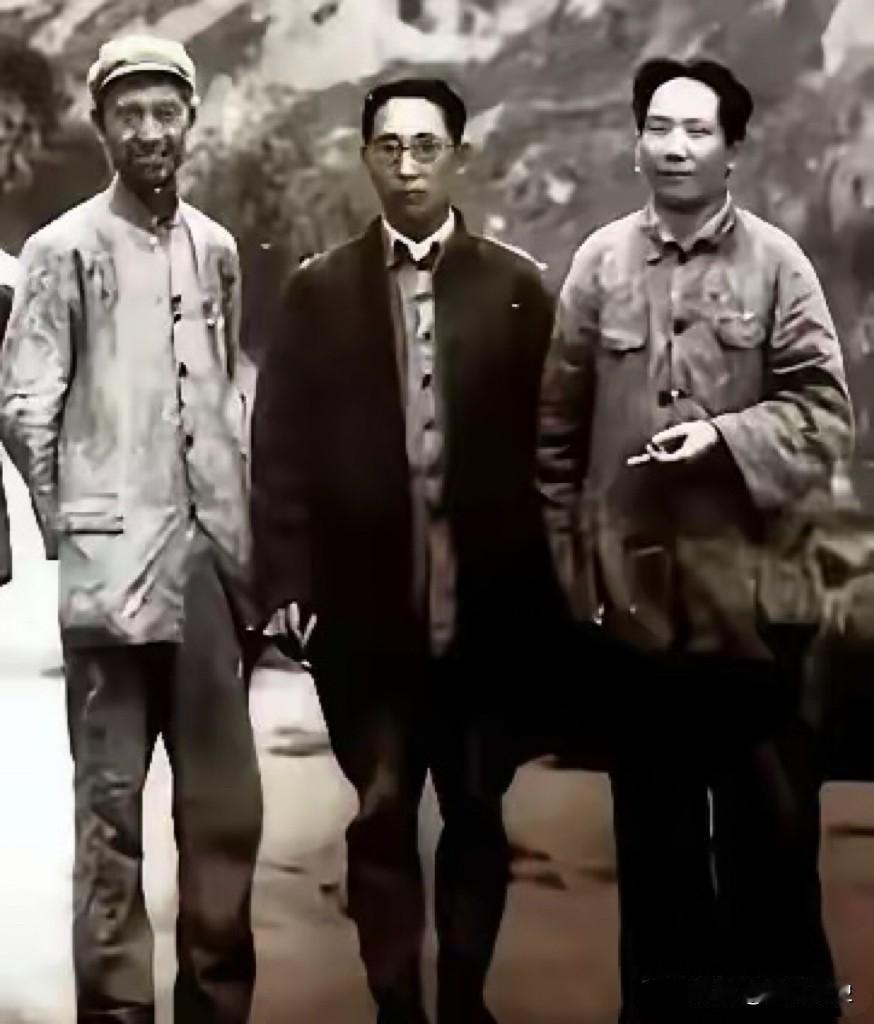 这张老照片我第一次见到！照片中的三人都非常瘦，看照片应该拍摄于30年代后期，