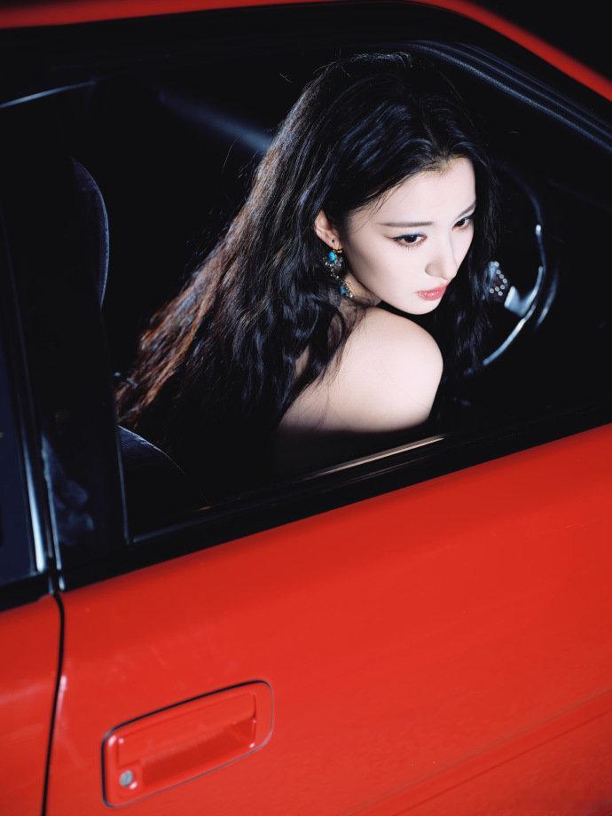 王楚然高端颜值往往采用朴素妆造王楚然明媚大美人，这也太好看了吧有一种女大佬的气