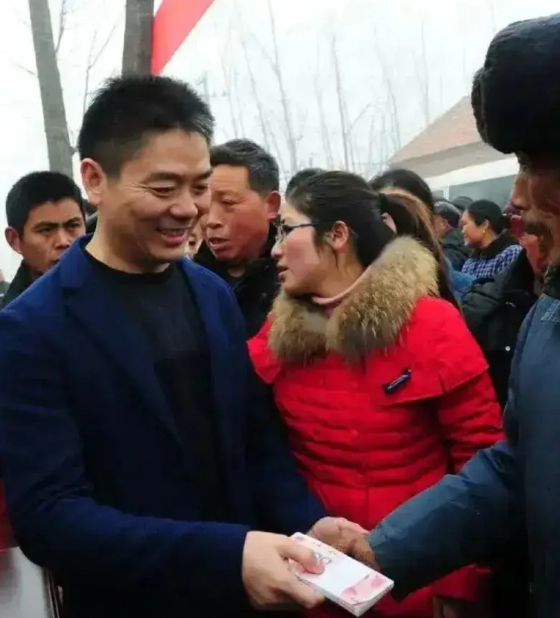 刘强东受爱戴的原因，第一是大方不忘本，老家村民房子，他会掏钱来建小康型别墅，过年