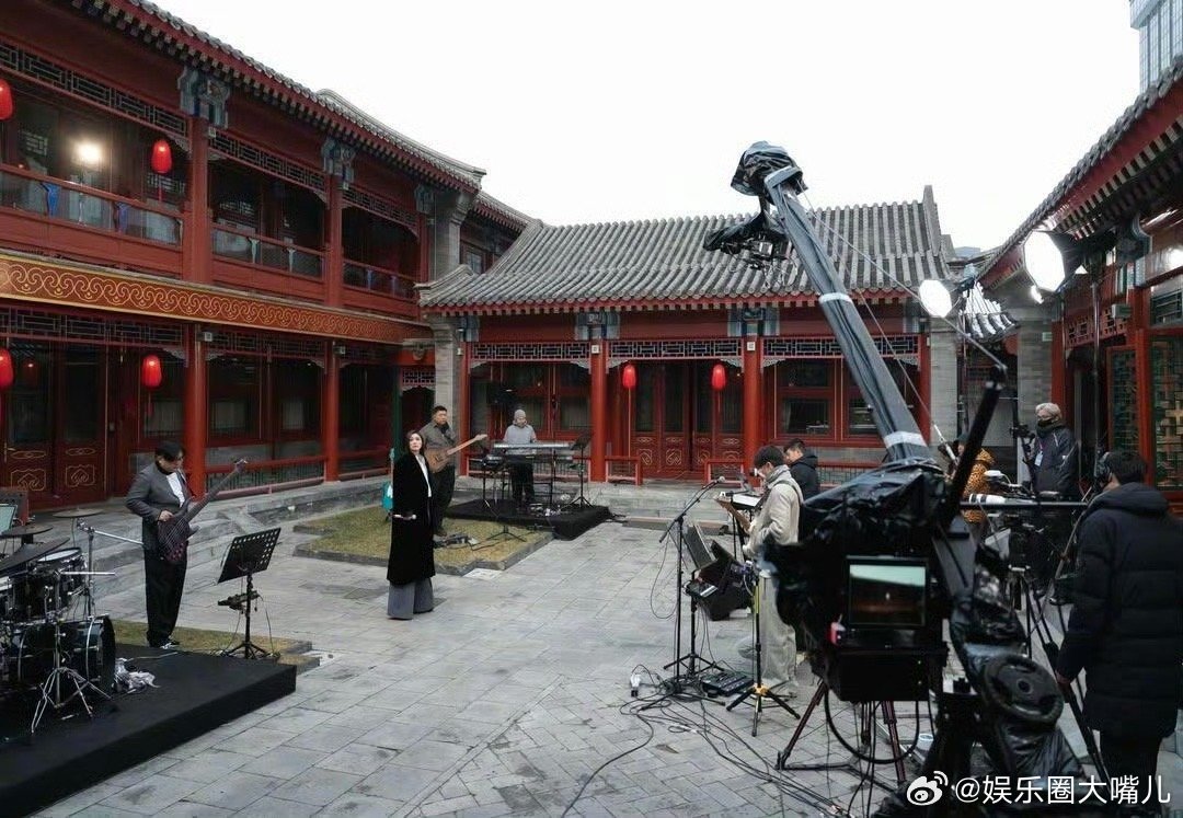 杨千嬅在四合院里唱出了演唱会级别当杨千嬅的歌声在四合院里响起，整个院子都跟着发