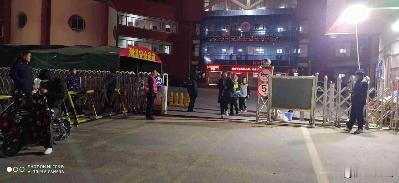 凌晨六点半，妈妈骑车送娃上学，孩子在背上睡着了，这画面太常见。可有谁问过，是