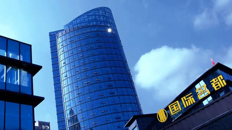 11月12日，跨境赌博“十大逃犯”之一的佘智江被从泰国引渡回国。这坏蛋可太嚣张了