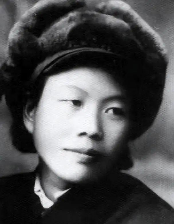 1958年，毛主席路过沈阳。邓华准备了一整桌饭菜，等候主席就座。谁知主席一进来，