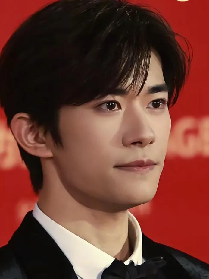 24岁易烊千玺成最年轻金鸡影帝！演技引争议，朱一龙刘昊然被热议？2025年1