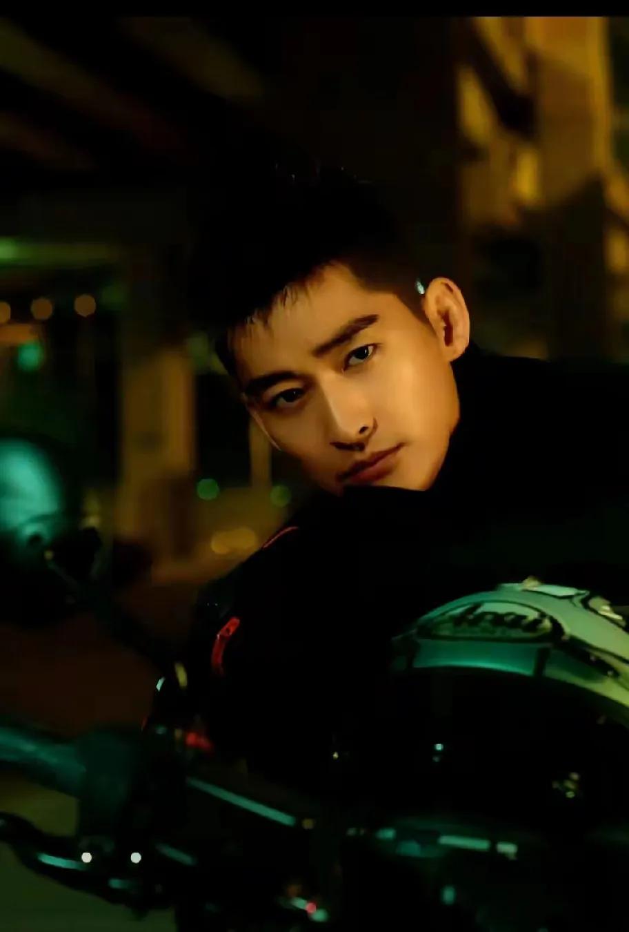 41岁张翰又有大动作！今日，有网友在上海偶遇张翰看房，他身着白色休闲装亮相，真人