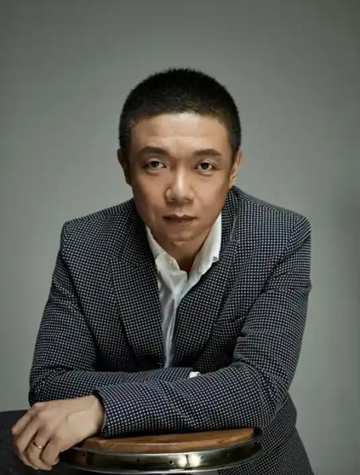 1998年，19岁的张龄心icon在教学楼的楼道里堵住扈强:“老师，我喜欢你，我