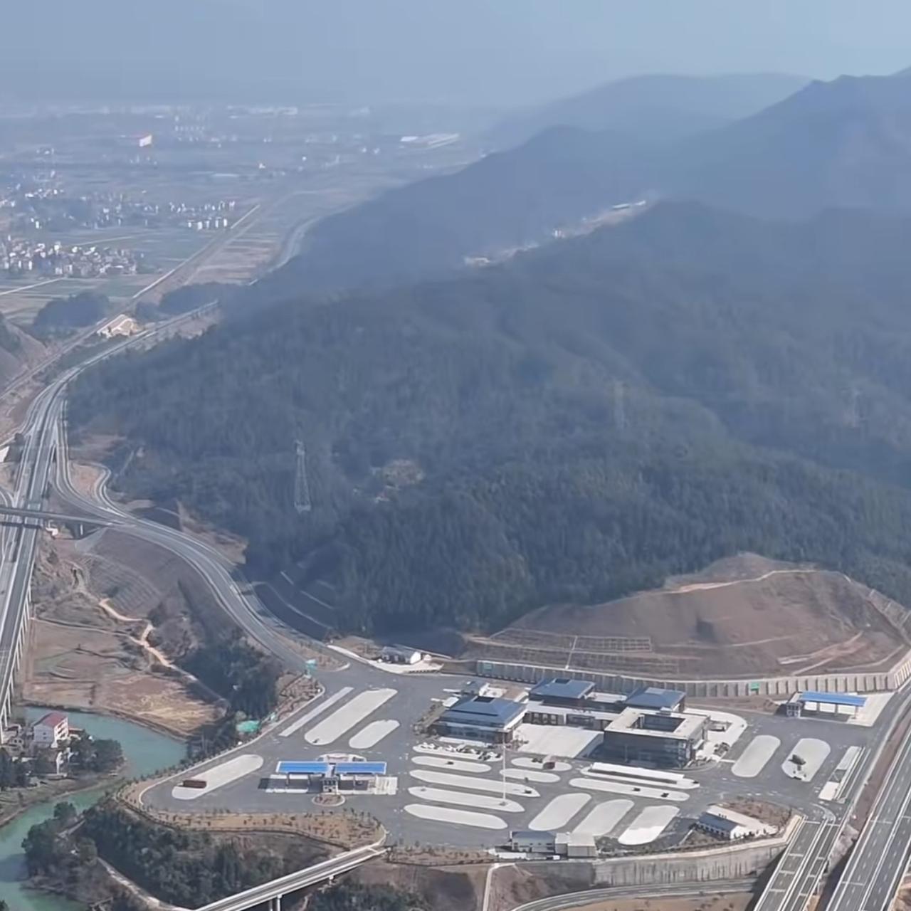 不仅可以掉头还可以直接线路切换，许多新手司机朋友们直接蒙圈，一但走错就是江西一