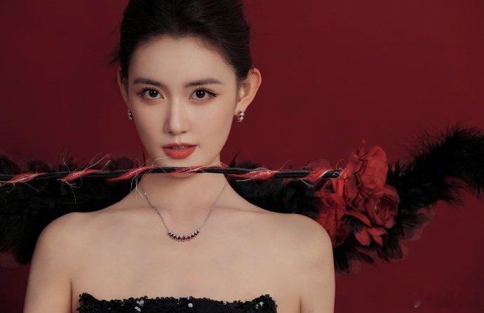 蒋依依的反差感真的太绝了，以前一直觉得她是软萌甜妹，结果黑红焰之花大片里红唇配黑