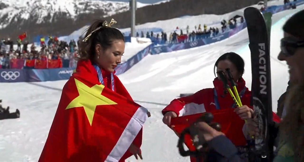 谷爱凌对祖国的感情是真挚的，从国旗升起那一刻认认真真地唱响国歌，到与李方慧身披国