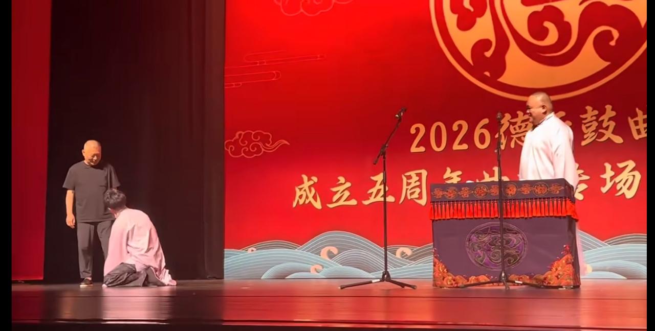 7月15日，郭德纲空降太原鼓曲专场，引发网友的关注。相声演员张鹤擎在台上调侃郭德