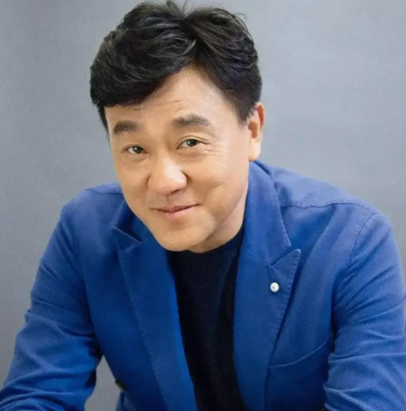 那晚，留学归来的女同学李海洋请何冰吃饭，她说:“我都29了，还没男朋友，要不，你