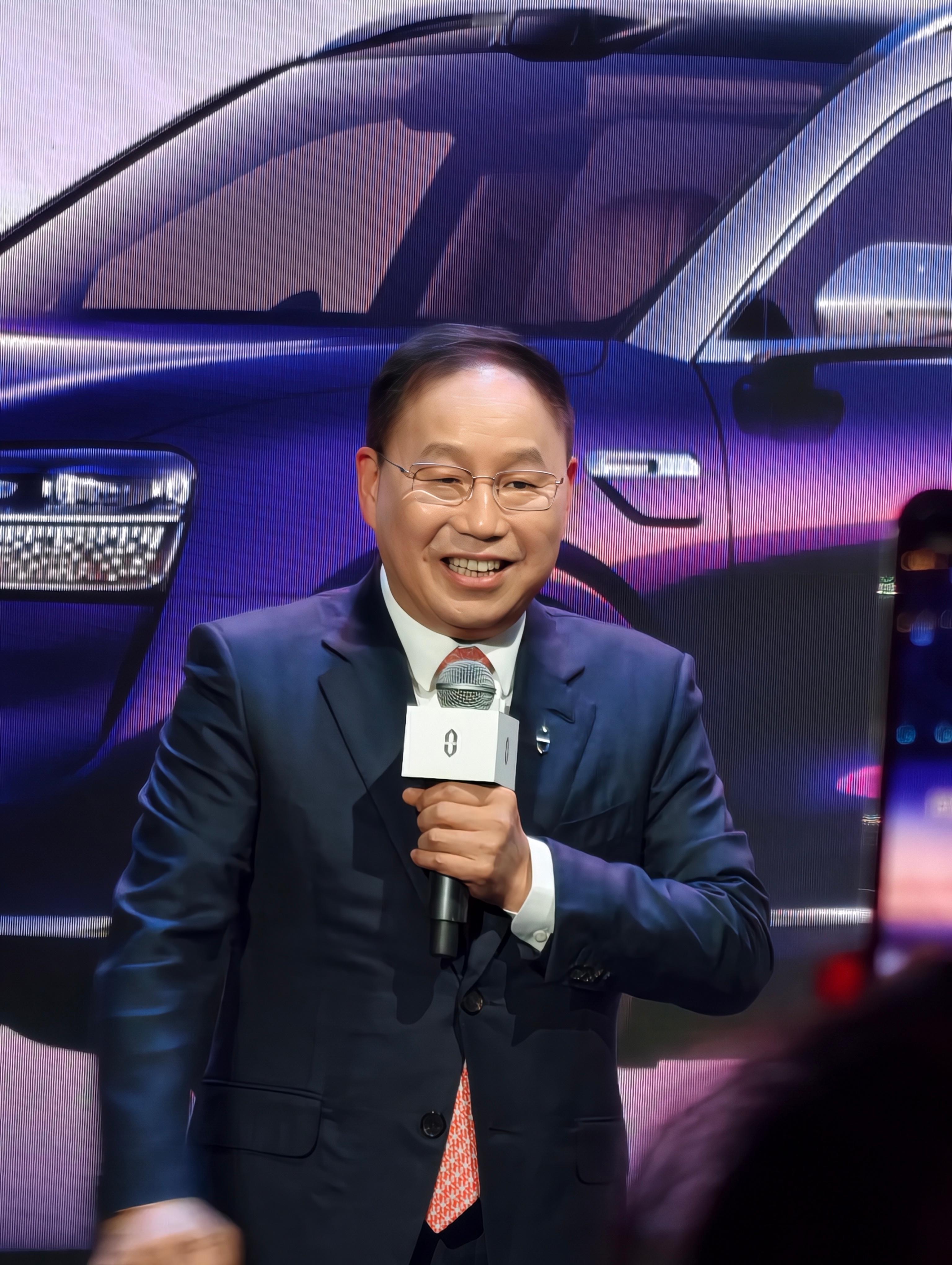 自从问界卖爆了，赛力斯董事长张兴海，任何场合都是这个表情，嘴根本合不上问界M9星