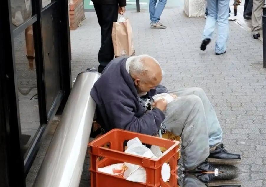 东京一碗面62元，工资停涨40年，日本普通人有多难？刷到游客拍的东京拉