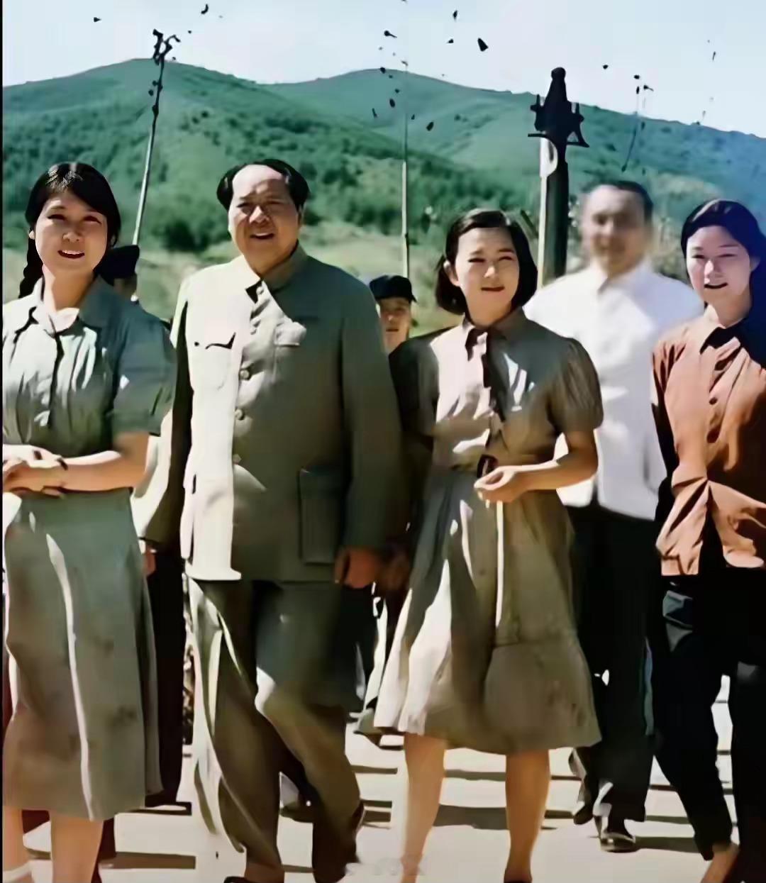 这张稀罕而珍贵的照片，大家见到过吗？它于1953年夏在北京玉泉山拍摄的。毛主席带