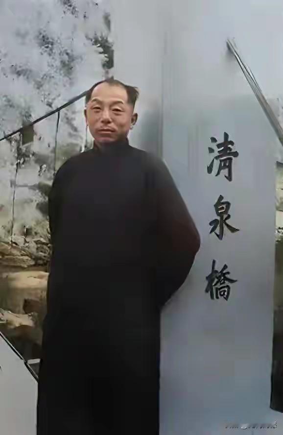 少帅张学良这张照片，已经有些明显的老了，再也不是风流倜傥的帅小伙了，发际线明显已