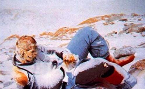 1998年，一对夫妻攀登珠峰，妻子被遗弃在山顶，她绝望喊道：“不要扔下我，好吗？