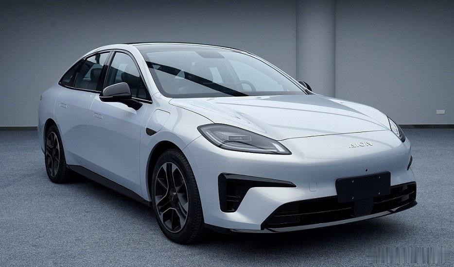 公告里，广汽埃安RT也有换电版本诶。埃安UTSupr是可以用上巧克力换电的，那