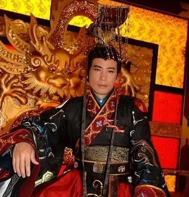 唐朝的节度使李锜去算命，被告知他的小妾郑氏生的儿子将来会当皇上。李锜大喜过望，专