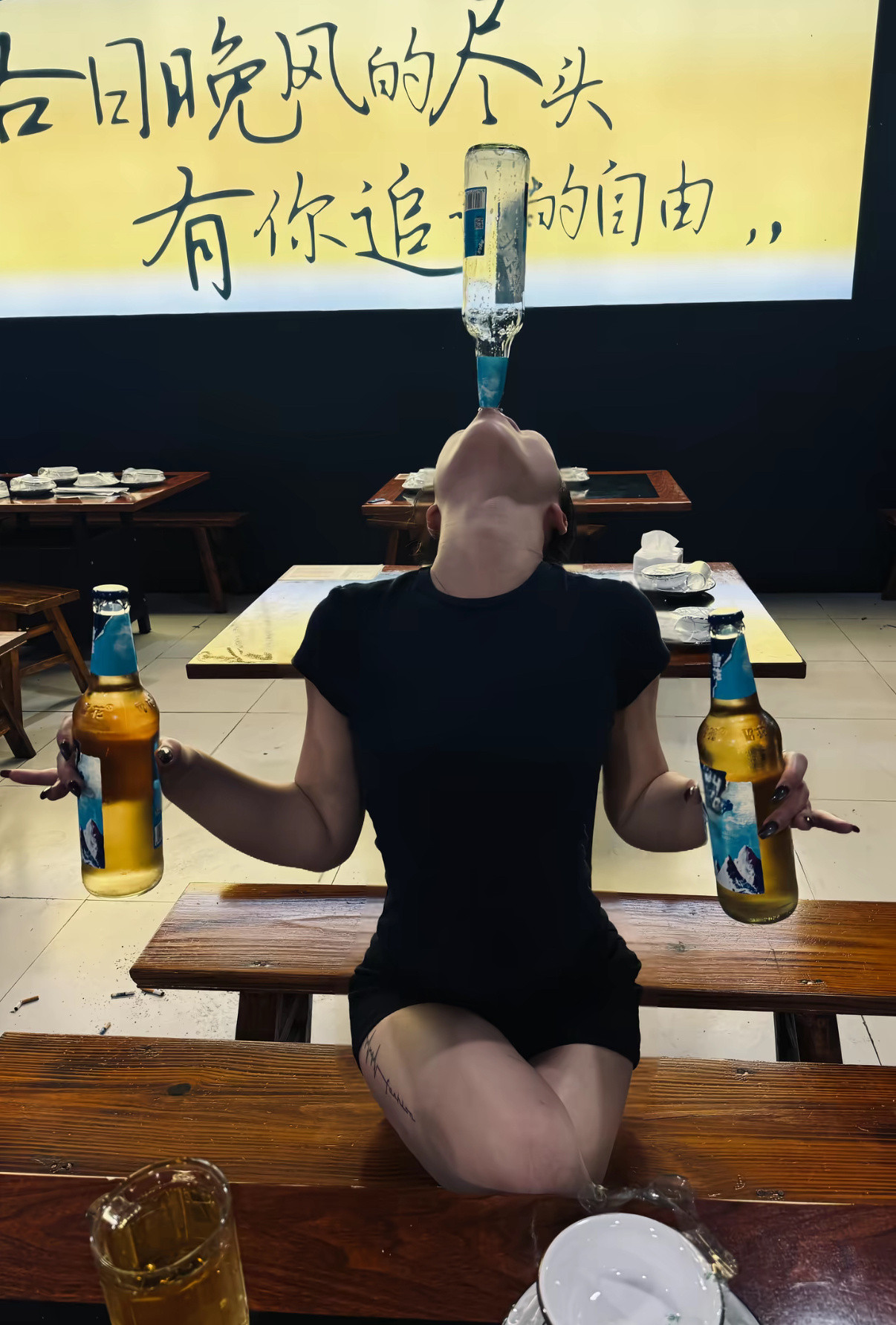 喝酒可以以一敌三的女子​​​