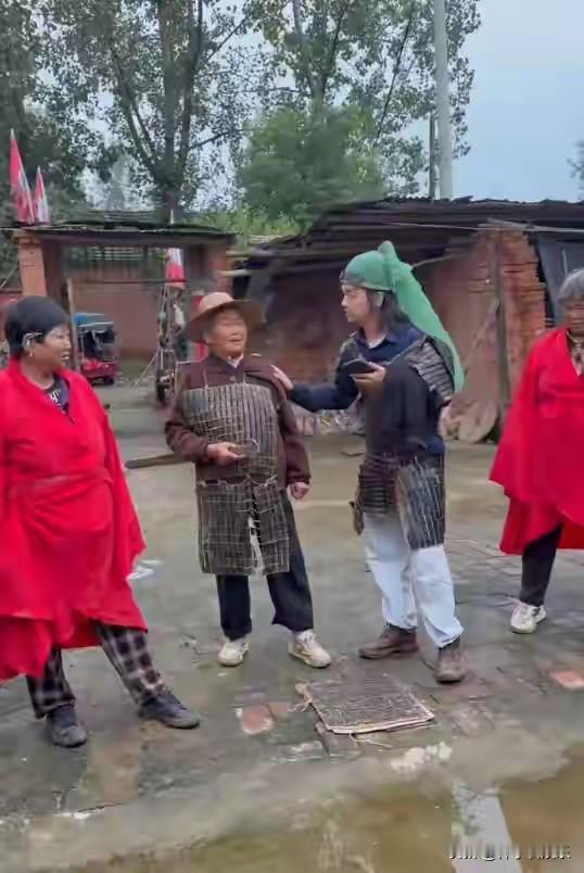 2025年12月14日，安徽阜阳一个普通乡村片场因一位“不速之客”的到访瞬间沸腾