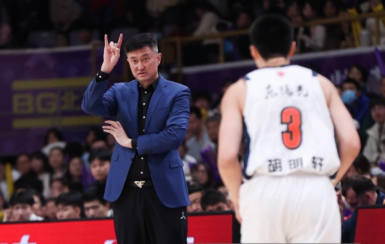 胡明轩觉醒，杜锋“激活”双塔，广东队1-1扳平大比分。广东队拿出应有的比赛态度