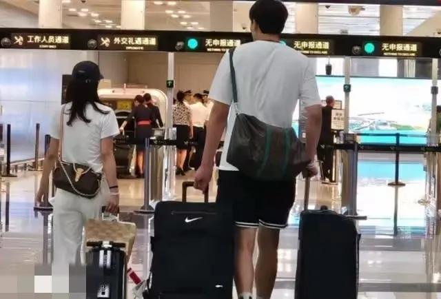 恭喜杨瀚森，爱情事业双丰收！自从被NBA第16顺位提前选中后，20岁的小杨一路开