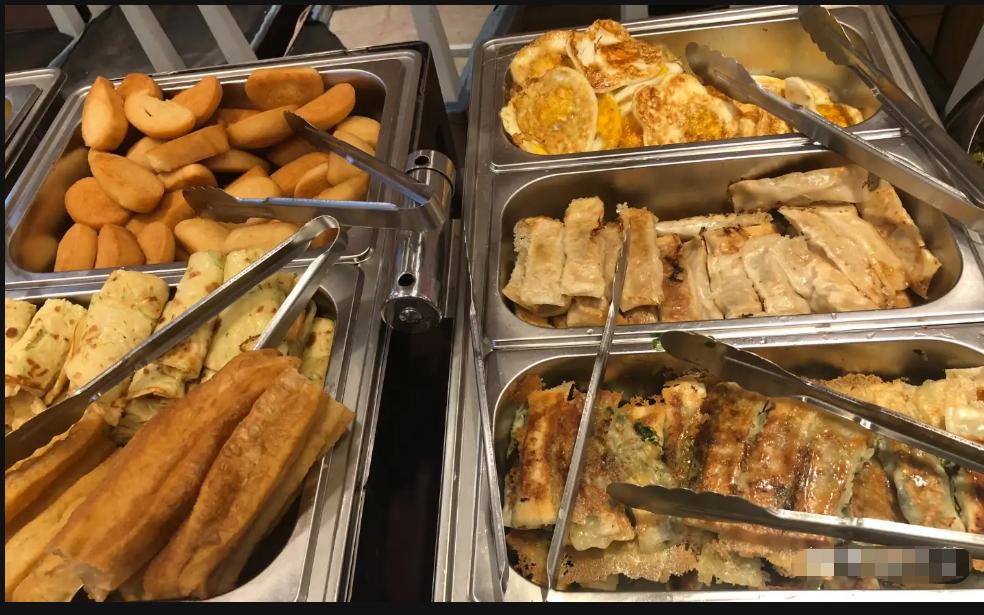 “退休老头花2万包年吃希尔顿！我却还在点外卖…”去年带同事去吃298元一位的希