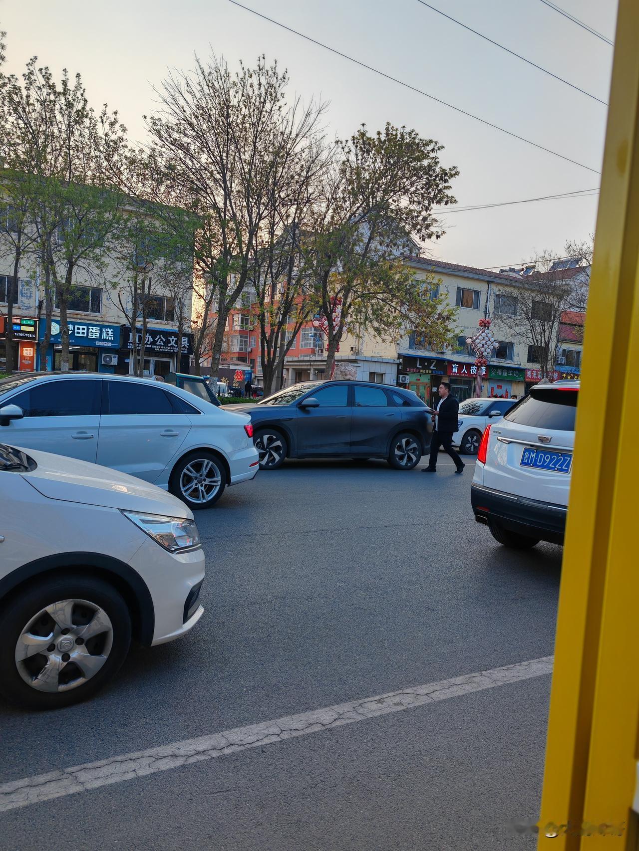 为什么现在的年轻人不愿意结婚，也不愿意早生孩子？这背后是经济、文化、个体观念