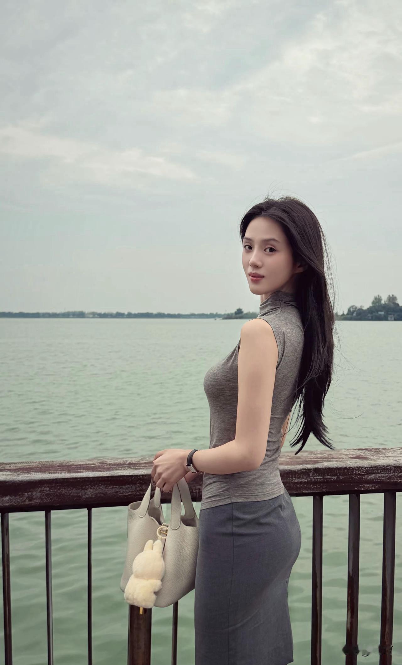 牛仔裤搭配什么样的上衣比较好看?