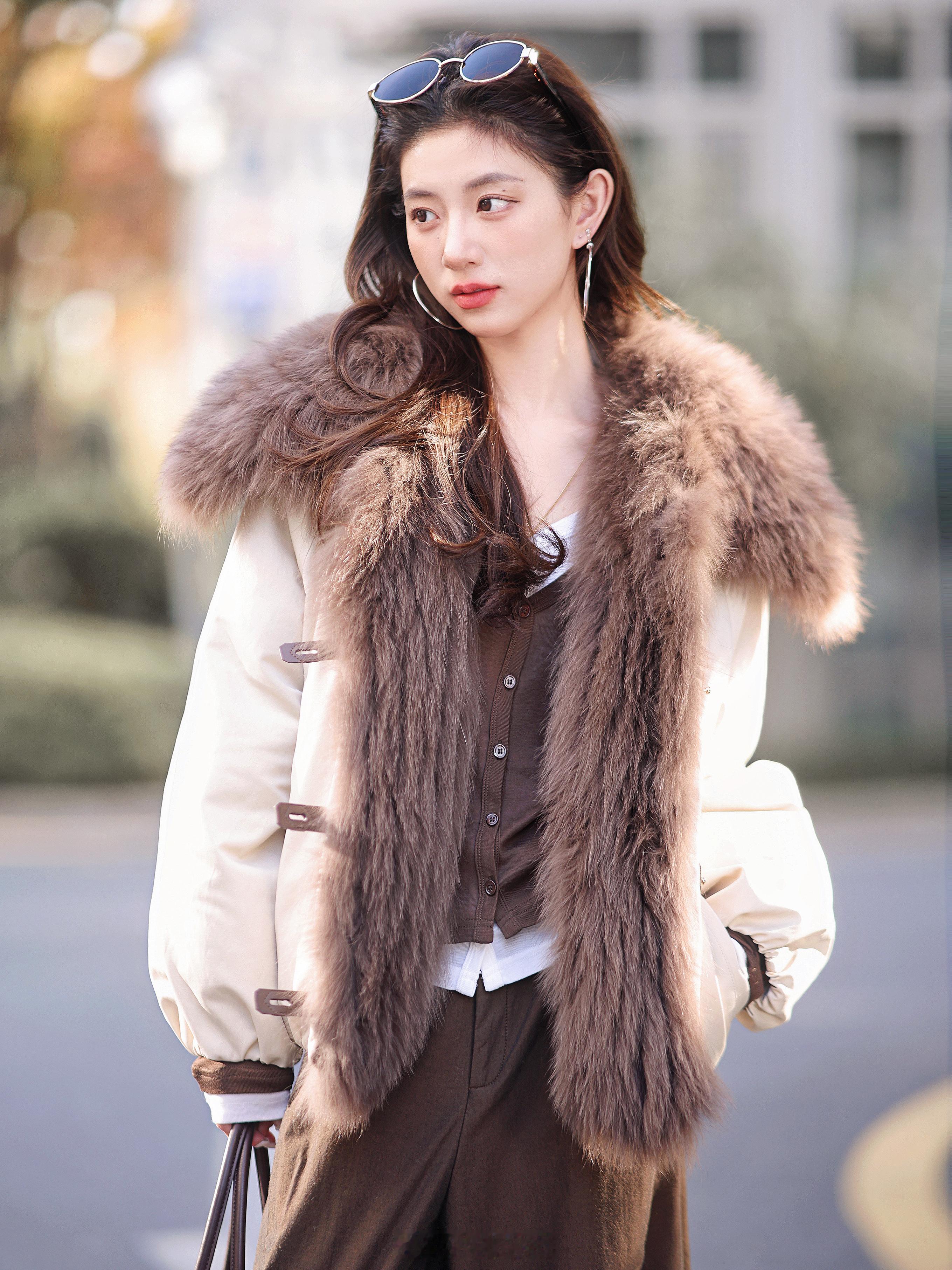 谁能拒绝硬核派克啊！！90白鹅绒+大狐狸毛领从心暖到身的程度姐妹们闭眼冲啦！