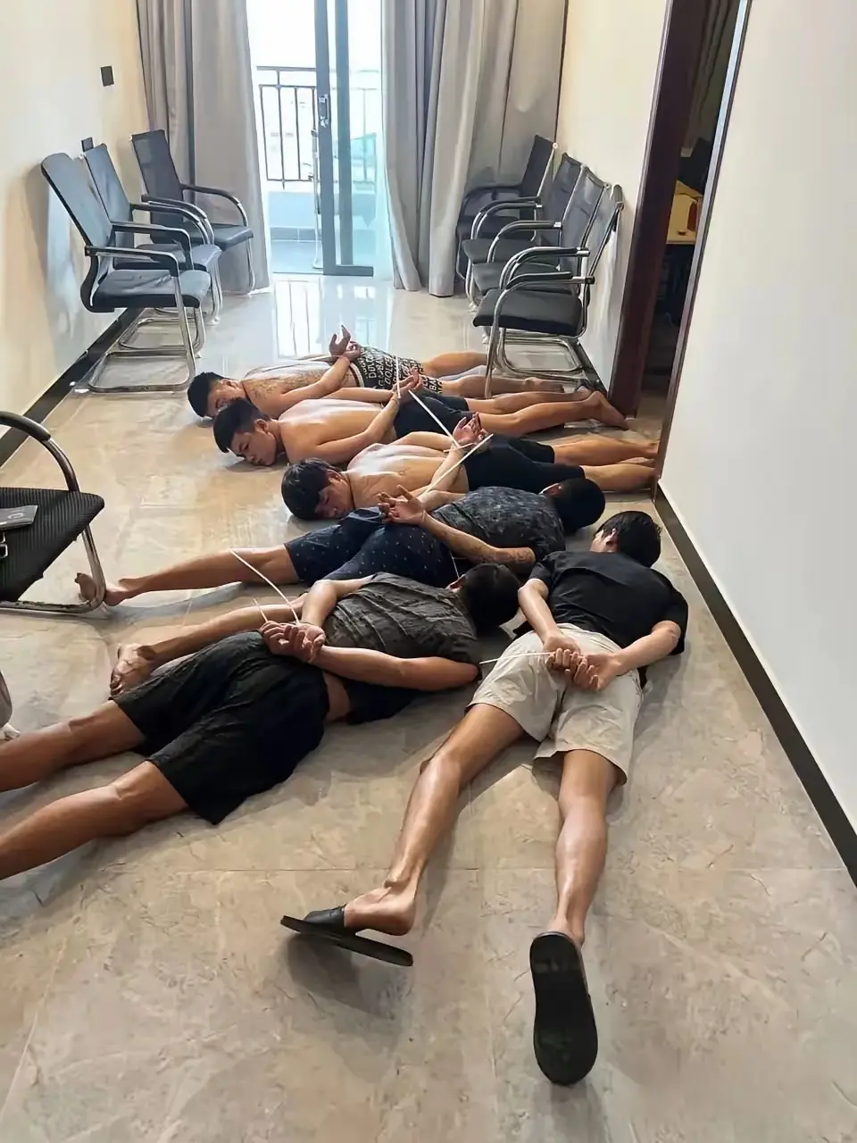 电诈团伙终于被抓了，坑害了多少家庭。法网恢恢疏而不漏……