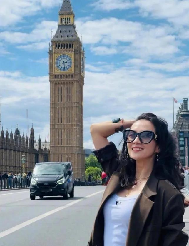 章子怡的棕色西装穿搭，松弛感和高级感都拉满了！一件棕色西装，内搭白色背心，